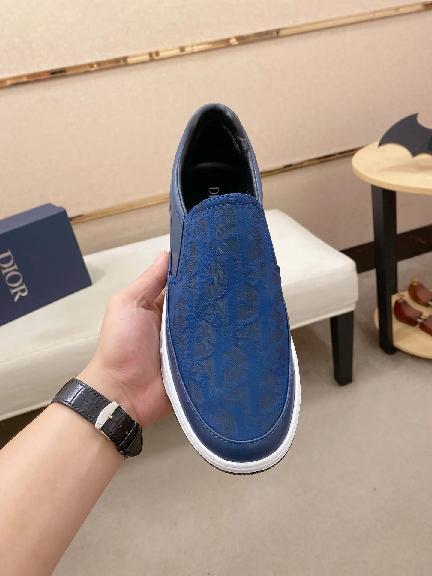Men's shoes💰 400💰🇮🇹🇮🇹Dior d The new models are on sale at the same time at the counter. The uppers are imported from Italy, and the linings are all imported sheepskin. They are completely 1⃣️ to 1⃣️ replicas 🇮🇹💪💪, ⚠shoes Bottoms: Original soles are specially provided by the original factory. The exclusive movable molded soles are super comfortable. ⚠Original factory goods, 🔍🔍high quality. You can enter and leave the counter at will. Welcome to compare⚠. Code number:38-44